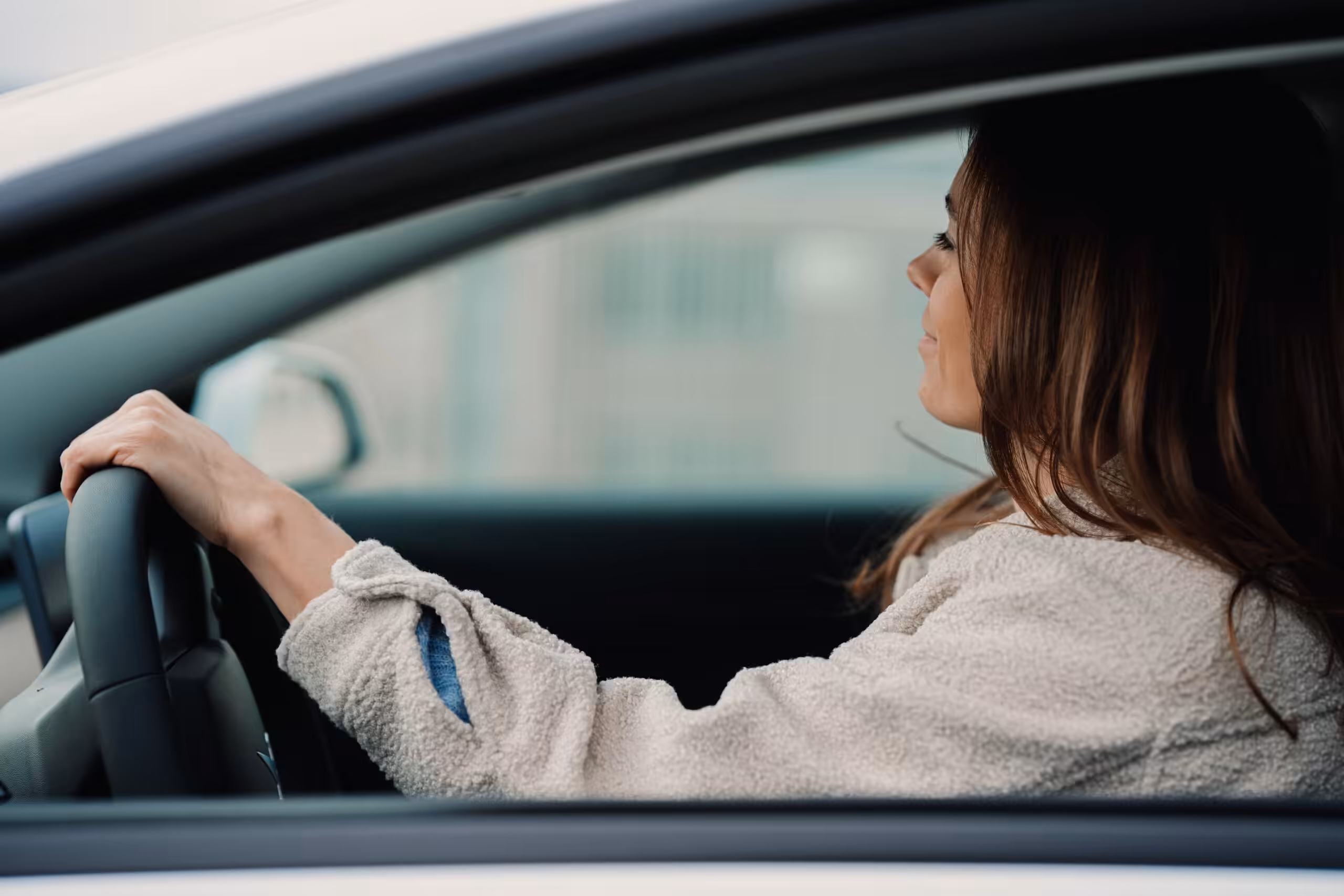 vrouw in auto