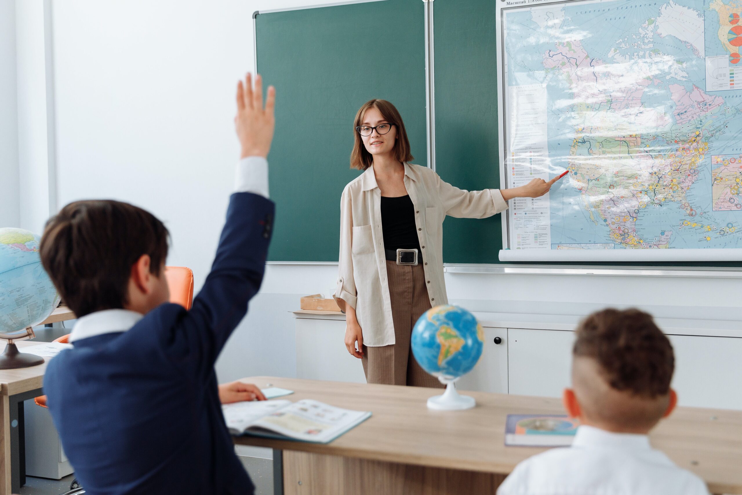 https://www.pexels.com/photo/teacher-discussing-her-lesson-about-geography-8926556/